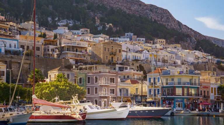 Μοναδικά φυσικά τοπία, πανέμορφοι οικισμοί, γαστρονομία: Τα 3 ελληνικά νησιά που αποθεώθηκαν σε ξένο κανάλι