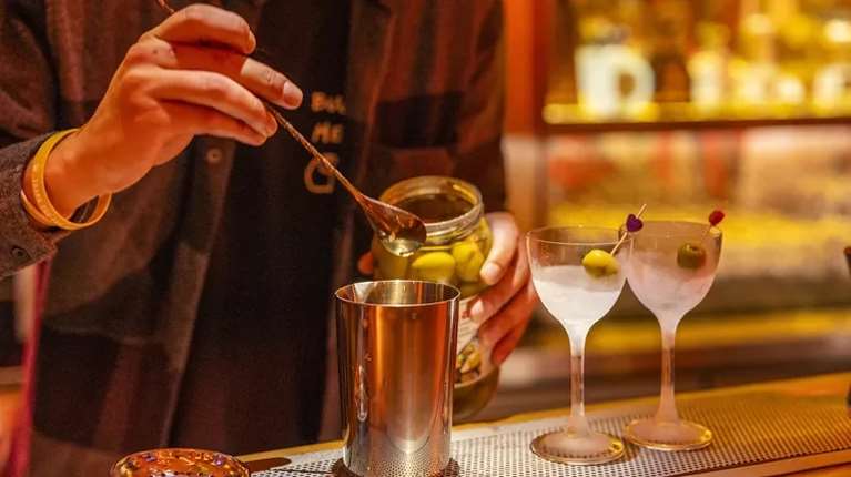 Όλοι (θα) πάνε Πανόρμου: Το νέο χοτ μπαρ της Αθήνας μόλις άνοιξε στους Αμπελόκηπους