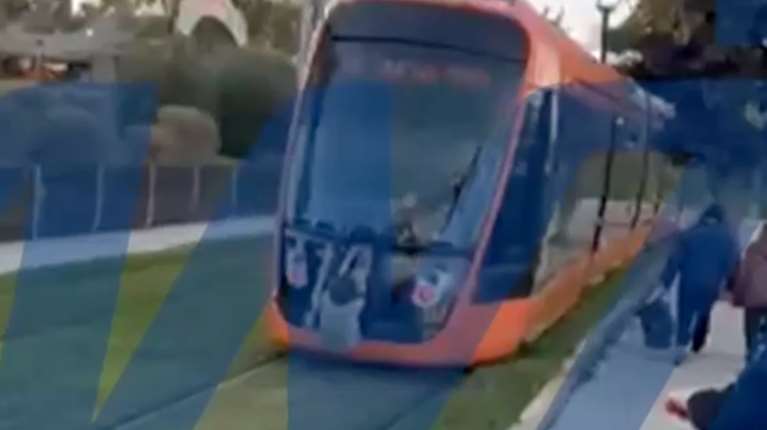 Ανήλικος κρεμάστηκε από κινούμενο τραμ για challenge – Παρέμβαση της ΣΤΑΣΥ και έρευνα της ΕΛ.ΑΣ. [βίντεο]