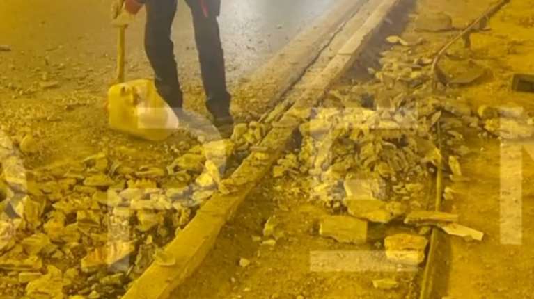 Νέα Ιωνία: Ξεκόλλησαν τσιμέντα από γέφυρα και έπεσαν στον δρόμο - Κλειστή η αριστερή λωρίδα στο ύψος του Αγ. Όλγα