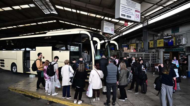 Πάσχα: Οι επικές ατάκες ταξιδιωτών στα ΚΤΕΛ - &quot;Πάμε στους δικούς μας να μας κεράσουν - Θα τσιμπήσουμε λίγο πετσούλα&quot;