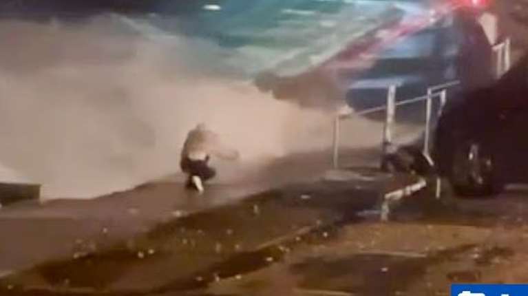 Βρετανία: Η στιγμή που νεαρή παραλίγο να παρασυρθεί στη θάλασσα βγάζοντας selfie κατά τη διάρκεια της καταιγίδας Ίνγκριντ