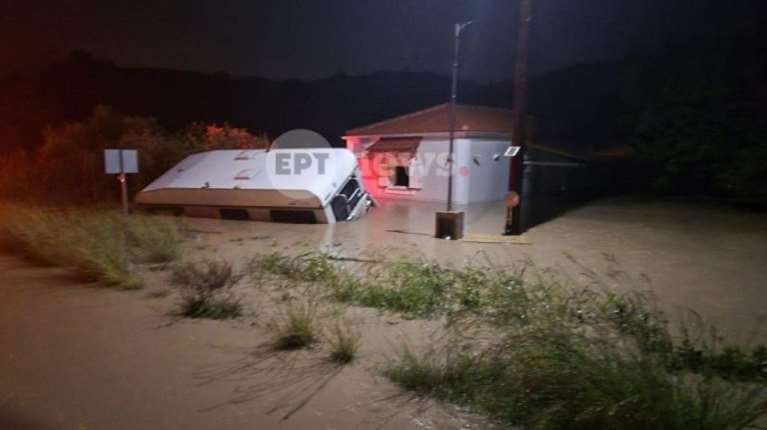 Φοινικούντα: Γερμανοί τουρίστες με τα σκυλιά τους, βγήκαν από τα παράθυρα όταν πλημμύρισε το τροχόσπιτό τους