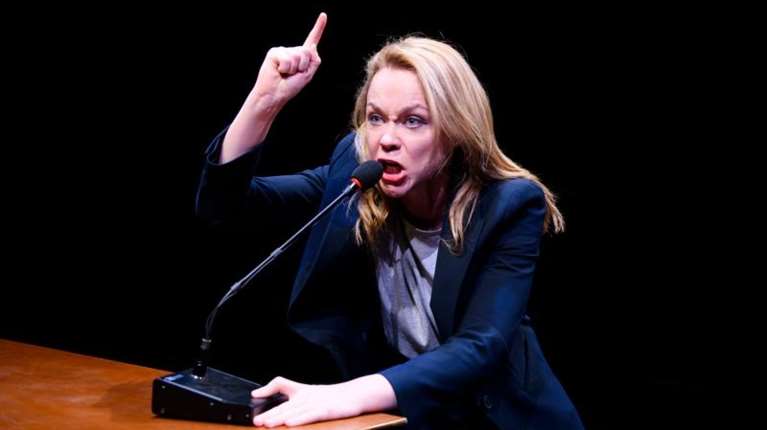 PRIMA FACIE: Τελευταία ευκαιρία να παρακολουθήσετε την παράσταση της χρονιάς -Το συνταρακτικό έργο-φαινόμενο