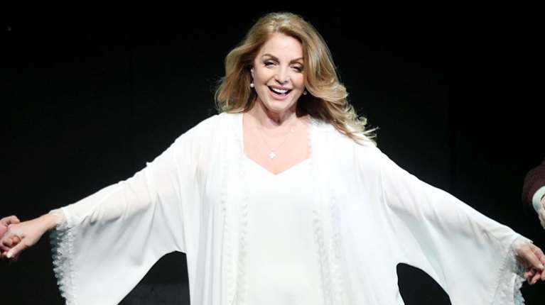 Η Άντζελα Γκερέκου σε κρητικό γλέντι - Κομψή και χαμογελαστή