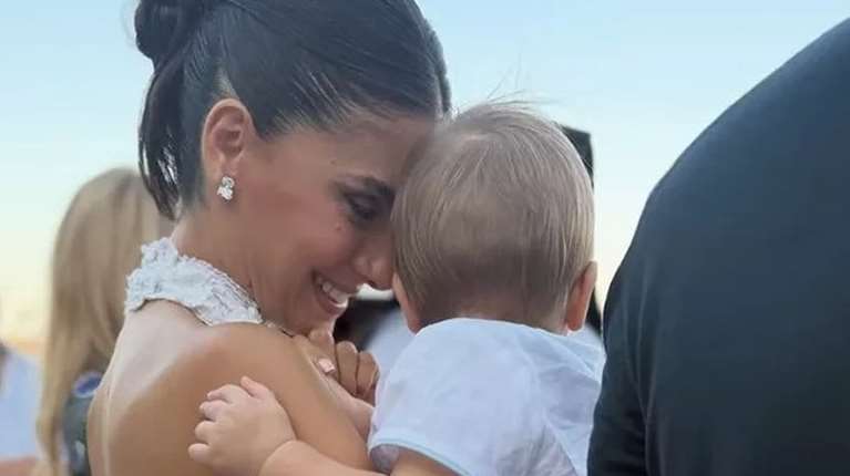 Ο Αργυρός έκοψε βασιλόπιτα με τους γονείς του - Η τρυφερή αγκαλιά με την Αλεξάνδρα Νίκα στο χριστουγεννιάτικο σαλόνι τους