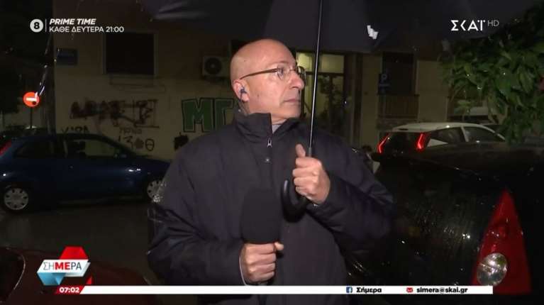 Τρόμος για τον ρεπόρτερ Γ. Τσελίκα σε ζωντανή μετάδοση - &quot;Τινάχτηκε&quot; από κεραυνό και έχασε τα λόγια του [βίντεο]