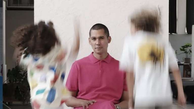 Στην Ιαπωνία ο Σωτήρης Κοντιζάς: Με τη σύζυγό του και τα τρία παιδιά του στη χώρα καταγωγής του