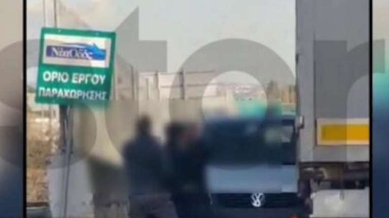 Λυκόβρυση: Άγιος καβγάς μεταξύ οδηγών καταγράφηκε σε βίντεο - Μπουνιές και κλωτσιές για την προτεραιότητα