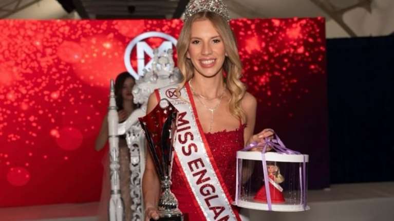 Η 20χρονη &quot;Μις Αγγλία&quot; δηλώνει περήφανη που είναι λεσβία - Τι λέει για τα χλευαστικά σχόλια