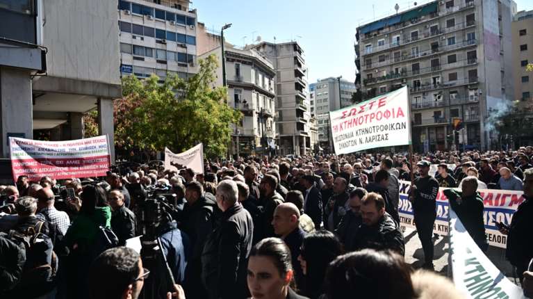 Και πάλι στο Υπουργείο Ανάπτυξης το αγροτικό συλλαλητήριο - Απειλούν με κλιμάκωση οι αγρότες [βίντεο]
