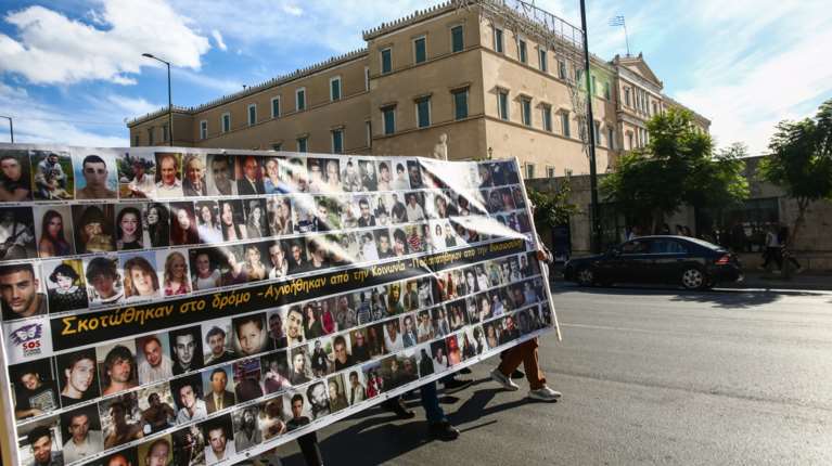 Πορεία για τα τροχαία: Η μητέρα του Ιάσονα που έχασε τη ζωή του έξω από τη Βουλή - &quot;Εγώ δεν βρήκα δικαιοσύνη&quot;