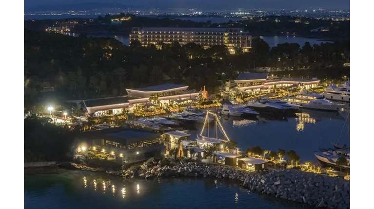 Μια υπέροχη χριστουγεννιάτικη αγορά δίπλα στο κύμα: Τι έφτιαξαν πάλι στη Βουλιαγμένη;