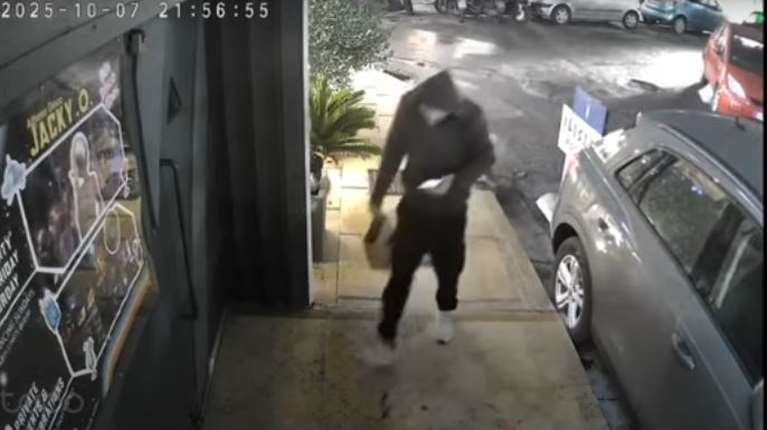 Έκρηξη στη "Jacky.O": Η στιγμή που ο δράστης αφήνει τη σακούλα με τη βόμβα στην είσοδο της ντισκοτέκ - Νέα βίντεο