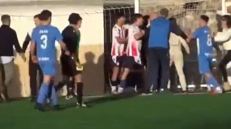 Ισπανία: Αγριο ξύλο σε αγώνα ποδοσφαίρου πρωταθλήματος Νέων -  Μπήκαν στο γήπεδο και οι μητέρες τους