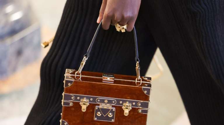 Το μανικιούρ για κοντά νύχια που κάνει το glitter να δείχνει ακριβό και κομψό