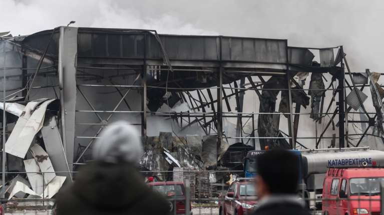 Σε βαρύ πένθος τα Τρίκαλα μετά την τραγωδία στη "Βιολάντα" - Συνεχίζονται οι έρευνες για την πέμπτη εργαζόμενη