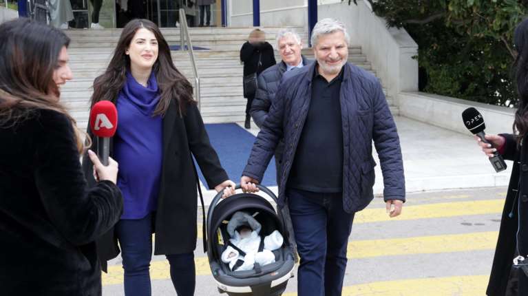 Γιώργος Πατούλης - Νάνσυ Κοιλού: Eξιτήριο από το μαιευτήριο με τον νεογέννητο γιο τους - Σε ποιον μοιάζει το παιδί [εικόνες]
