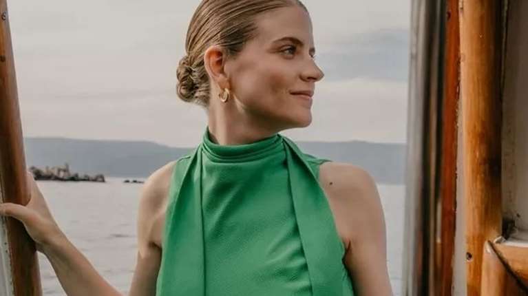 Έλλη Παπαγεωργίου: Η κόρη της Δανάης Μιχαλάκη ντυμένη χριστουγεννιάτικα στην αγκαλιά του Γιάννη Κουκουράκη