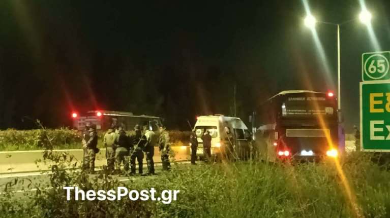 Λάρισα: Ασθενοφόρο έπεσε σε κλούβα της αστυνομίας που είχε κλείσει τον δρόμο - Τραυματίστηκε ο συνοδηγός