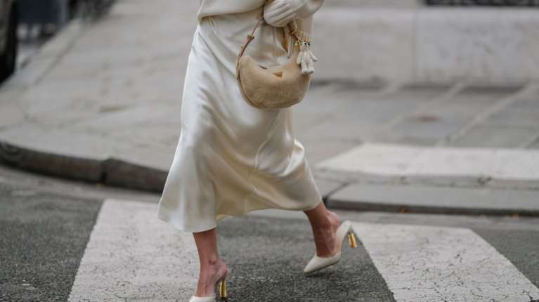 Αυτή είναι η πιο hot φούστα της σεζόν και τη βρήκαμε σε 10 οικονομικές εκδοχές της