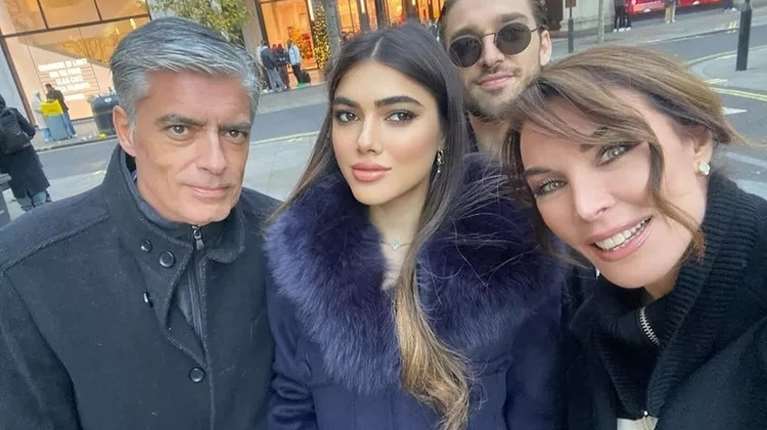 Πανέμορφη και κατάξανθη στη βάφτισή της: Η ενός έτους Λυδία Ευαγγελάτου στην αγκαλιά της μαμάς της, Τατιάνας Στεφανίδου