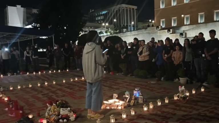 Σύνταγμα: &quot;Ίσως είναι η τελευταία φορά που είμαστε εδώ&quot; - Προσκλητήριο νεκρών στα Τέμπη μπροστά στη Βουλή