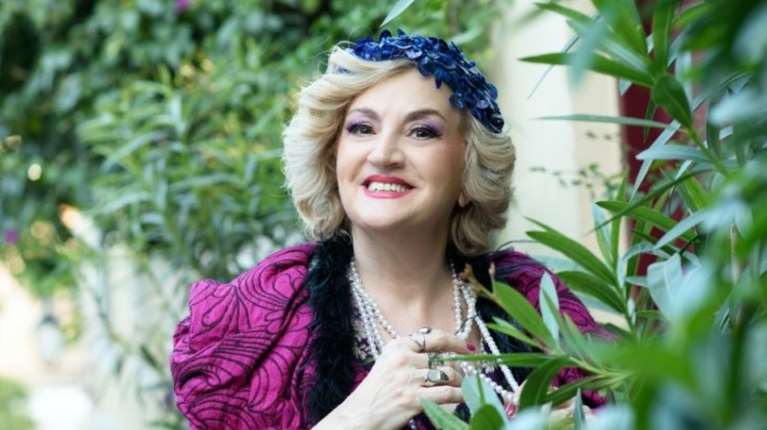 Η Υρώ Μανέ επιστρέφει με τη μεγάλη θεατρική επιτυχία "Η Μητέρα του Σκύλου" στο θέατρο Ακροπόλ