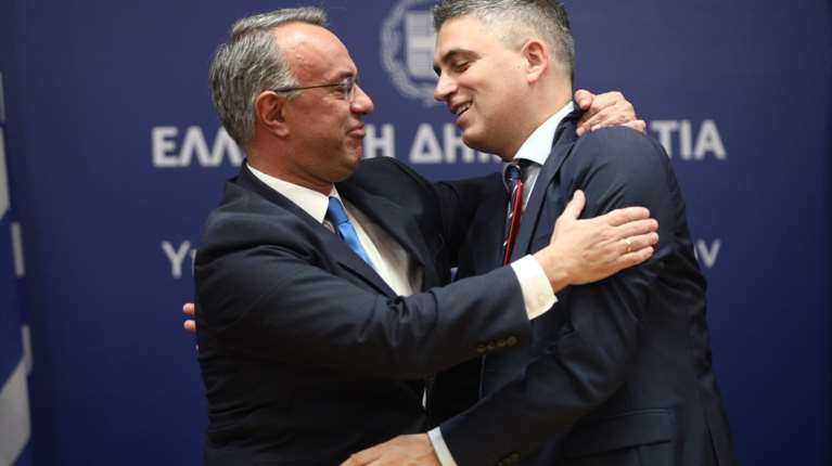 Σε εξέλιξη οι παραδόσεις-παραλαβές στα υπουργεία