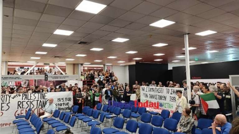 Θεσσαλονίκη: Εισέβαλαν στην Εκθεση Βιβλίου με μαντίλες και σημαίες και ματαίωσαν εκδήλωση για τη λογοτεχνία του Ισραήλ