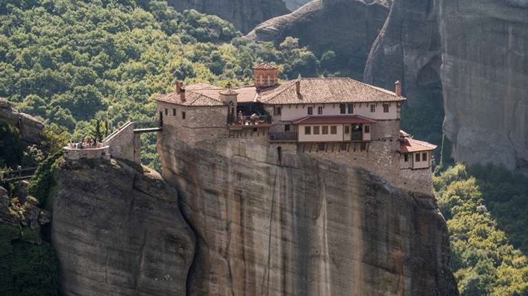 Θρίλερ στα Μετέωρα με άντρα που τον αναζητούσαν οι αρχές  για υπόθεση του ΟΠΕΚΕΠΕ