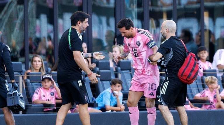 Τραυματίστηκε ο Μέσι:  Αποχώρησε με &quot;ενόχληση στον οπίσθιο μηριαίο&quot; στο 11ο λεπτό του αγώνα