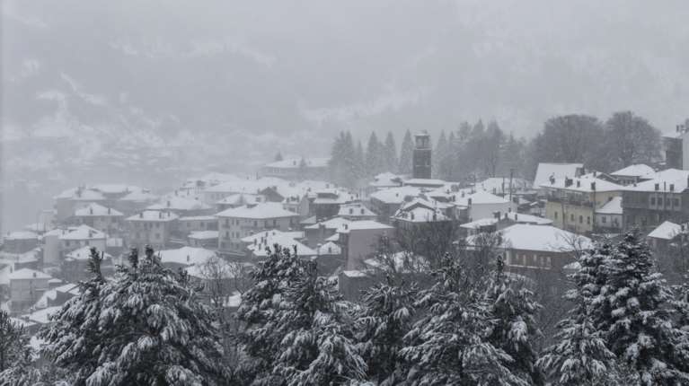 Ντύθηκαν στα ''λευκά'' τα Γιάννενα: Χιονίζει στο κέντρο της πόλης, στους -3 η θερμοκρασία [βίντεο]