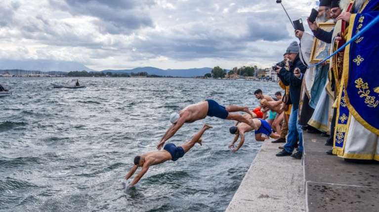 Βελτιωμένος ο καιρός την Κυριακή: Με ηλιοφάνεια τα Θεοφάνια – Από 10 Ιανουαρίου επιστρέφουν τα χιόνια
