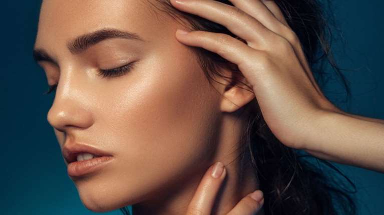 Αυτή η βραδινή συνήθεια προκαλεί μαύρους κύκλους και πρήξιμο στα μάτια