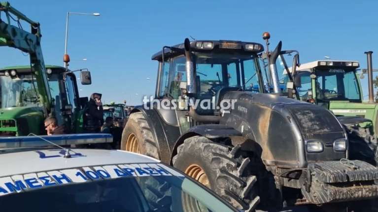Θεσσαλονίκη: Αγρότες έκλεισαν την έξοδο για το αεροδρόμιο Μακεδονία στην ΕΟ Μουδανιών