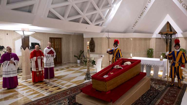 Πάπας Φραγκίσκος: Μέλη βασιλικών οικογενειών στην κηδεία του - Τον βασιλιά Κάρολο θα εκπροσωπήσει ο πρίγκιπας Ουίλιαμ