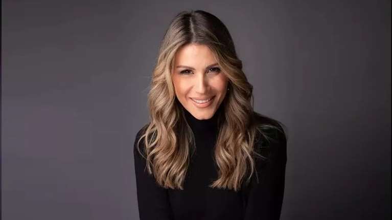 Όταν η Άννα Κανδαράκη πέταξε την περούκα και μίλησε με θάρρος για όσα μάς φοβίζουν