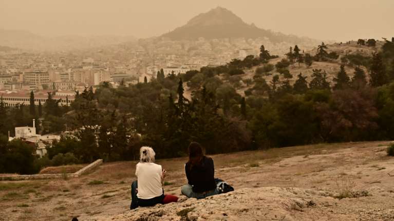Γιατί ο αέρας των ελληνικών πόλεων γίνεται όλο και πιο επικίνδυνος: Από την πυκνή σκόνη μέχρι το τοξικό νέφος