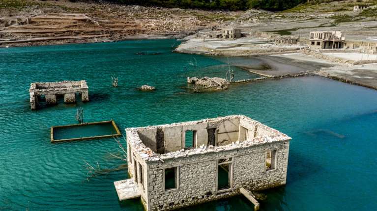 Εντυπωσιακές αλλά και ανησυχητικές εικόνες: Αναδύθηκε ακόμα περισσότερο το βυθισμένο χωριό Κάλλιο στη λίμνη του Μόρνου