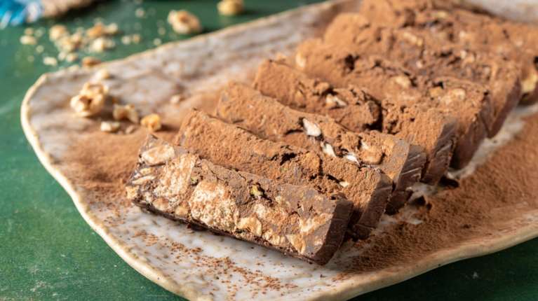 Το τέλειο νηστίσιμο γλυκό: Κορμός με χαλβά και ξηρούς καρπούς