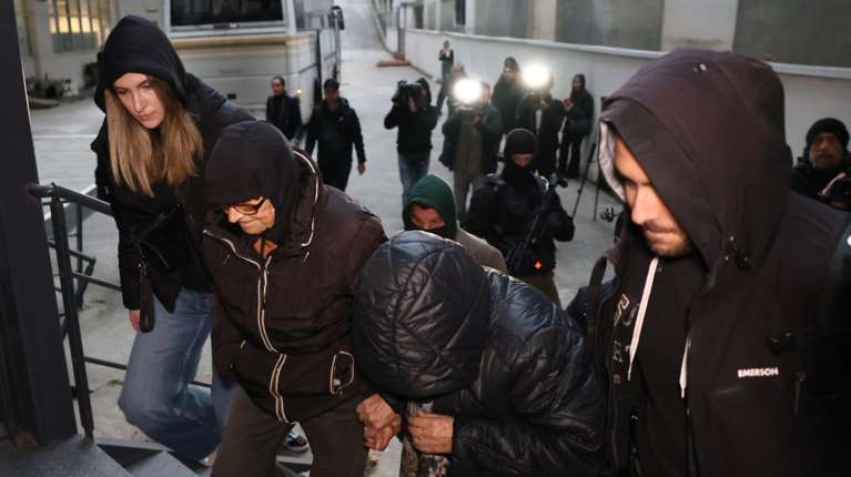 ΟΠΕΚΕΠΕ: Ελεύθερες με υψηλές εγγυήσεις 200 και 100 χιλ. ευρώ η σύζυγος και η αδελφή του Μύρωνα Χιλετζάκη