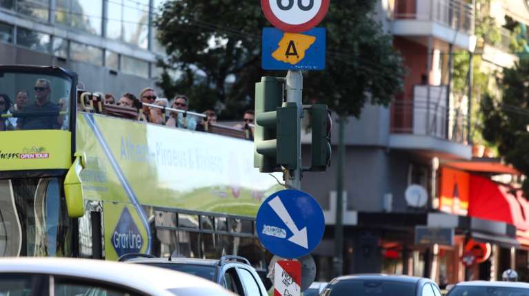 Σε εφαρμογή από σήμερα ο Δακτύλιος: Ποιες ώρες και μέρες θα ισχύει – Οι εξαιρέσεις και τα πρόστιμα