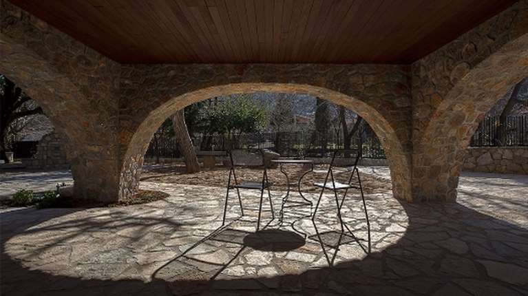 Πώς το "κρατικό μονοπώλιο" του Παρνασού, έγινε χειμερινή design κατοικία