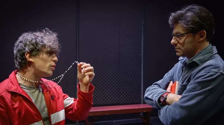 Θέατρο, η νέα εμμονή: Πώς και γιατί έχουμε τόσες πολλές sold out παραστάσεις στην Αθήνα