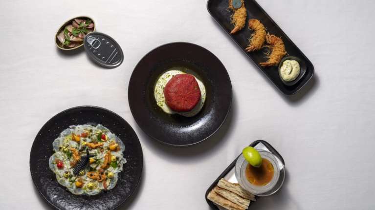 Θαλασσινοί μεζέδες και αβίαστο κέφι: Τι ακριβώς παίζει στο Sea You, στο Κολωνάκι