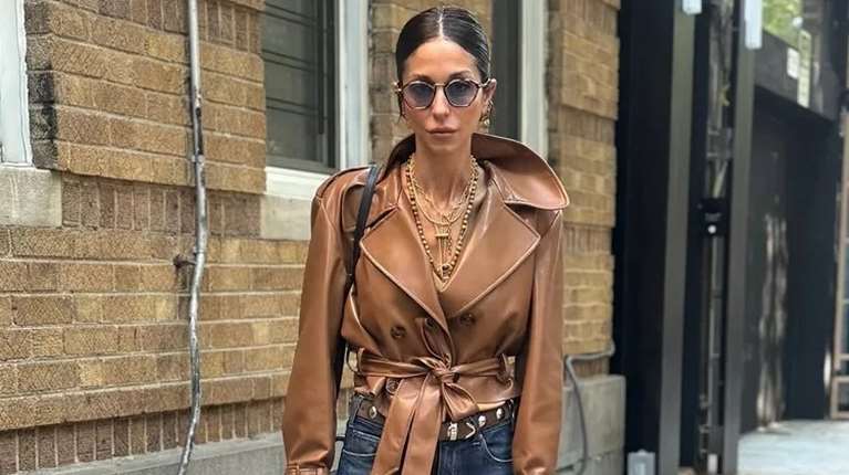 Η Σοφία Καρβέλα φόρεσε μία φούστα με κόκκινες παγιέτες και δαντελένιο καλσόν στο απόλυτο festive look