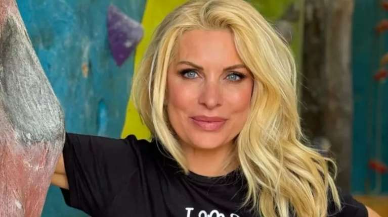 Σε ρόλο φωτογράφου η Μαρίνα Παντζοπούλου: Απαθανατίζει την Ελένη Μενεγάκη στο πλοίο