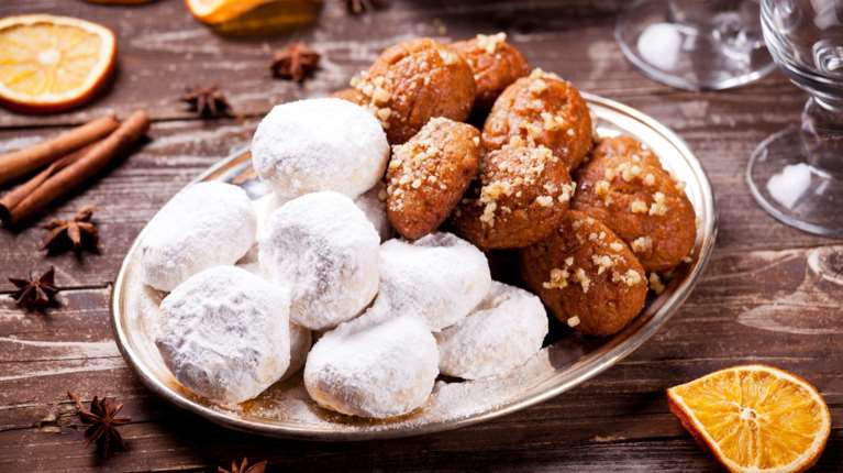 &quot;Αλμυρά&quot; φέτος τα μελομακάρονα και οι κουραμπιέδες - Πόσο θα κοστίσουν τα γιορτινά γλυκά