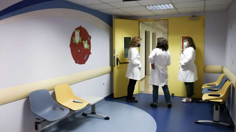 Αισιόδοξοι οι γιατροί για το ενός έτους κοριτσάκι που ο πατέρας του έκανε χρήση ναρκωτικών στην Αχαρνών